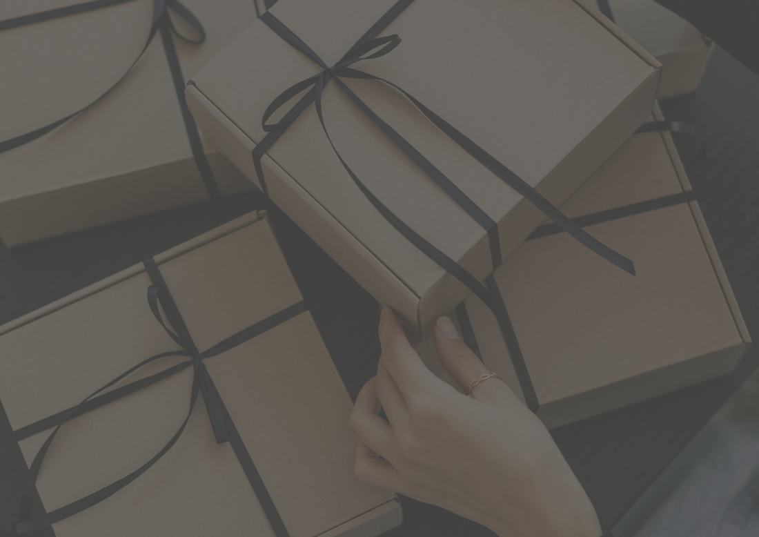 Braune Kartons mit einer schwarzen Schleife verpackt.