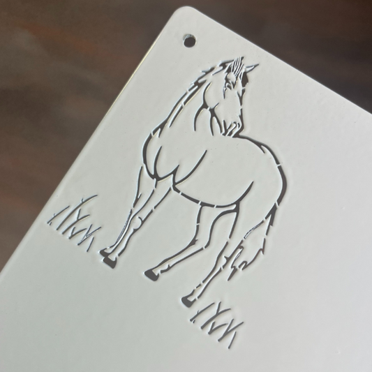 Aus gelasertes Pferd auf einer Weißen Oberfläche