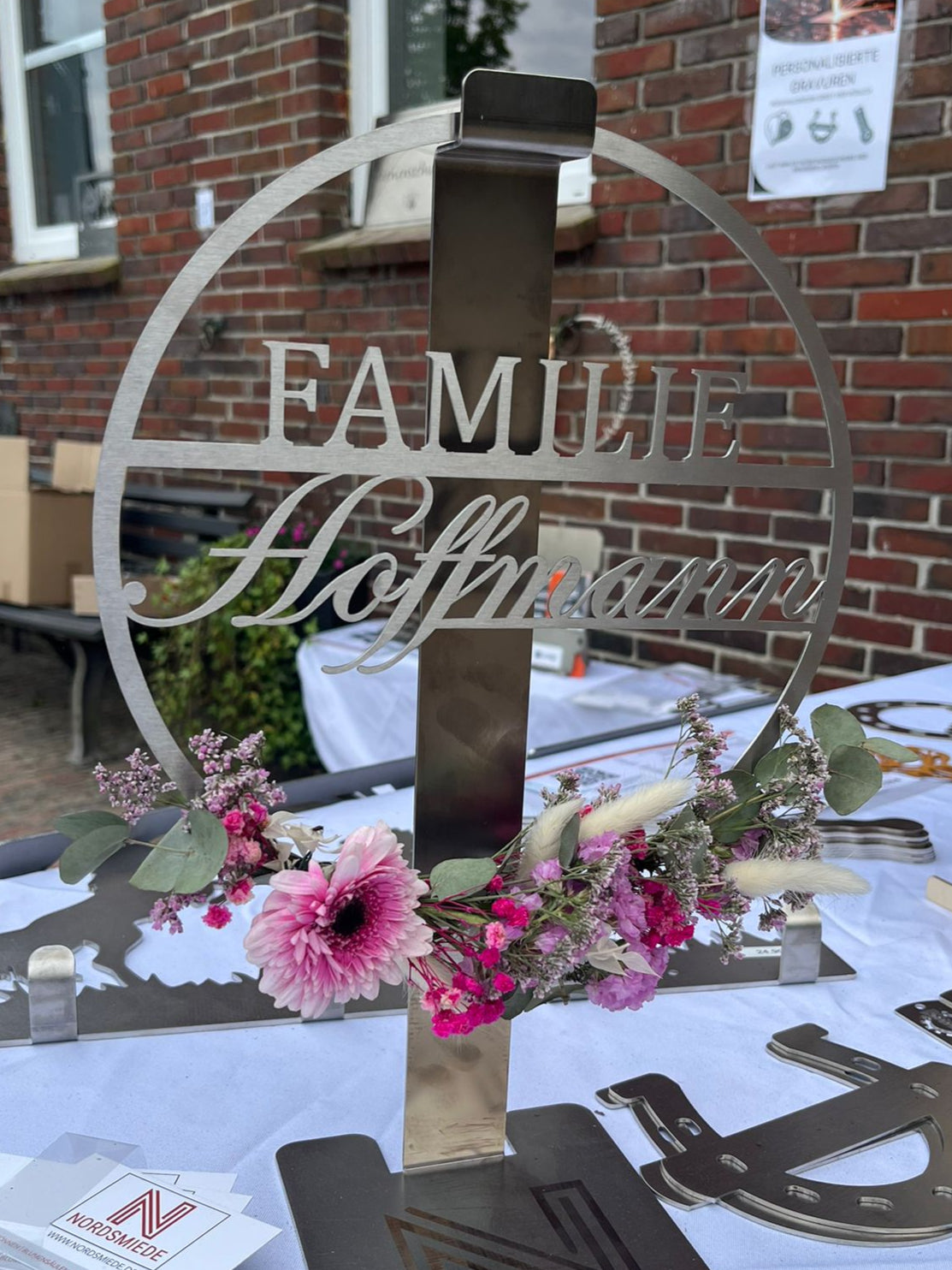 personalisierter Türkranz in silber mit bunten Trockenblumen
