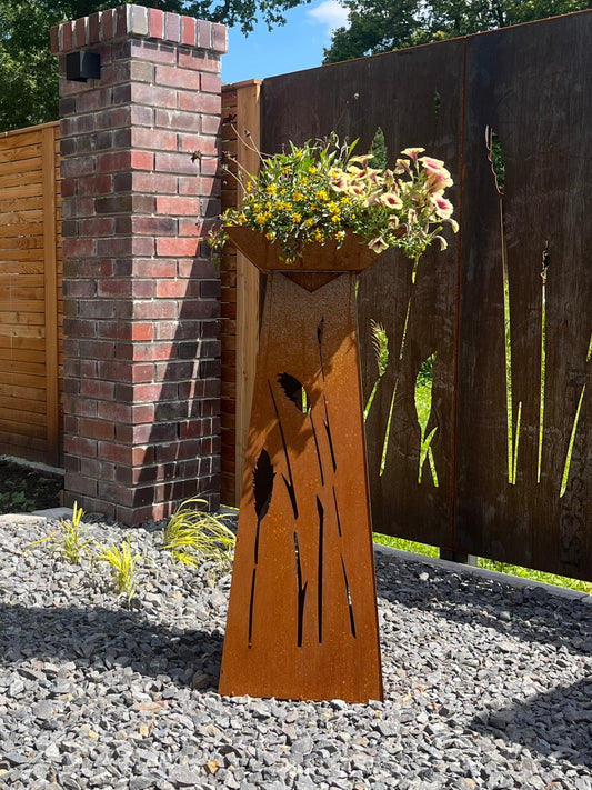 Blumensäule Edelrost in Beet