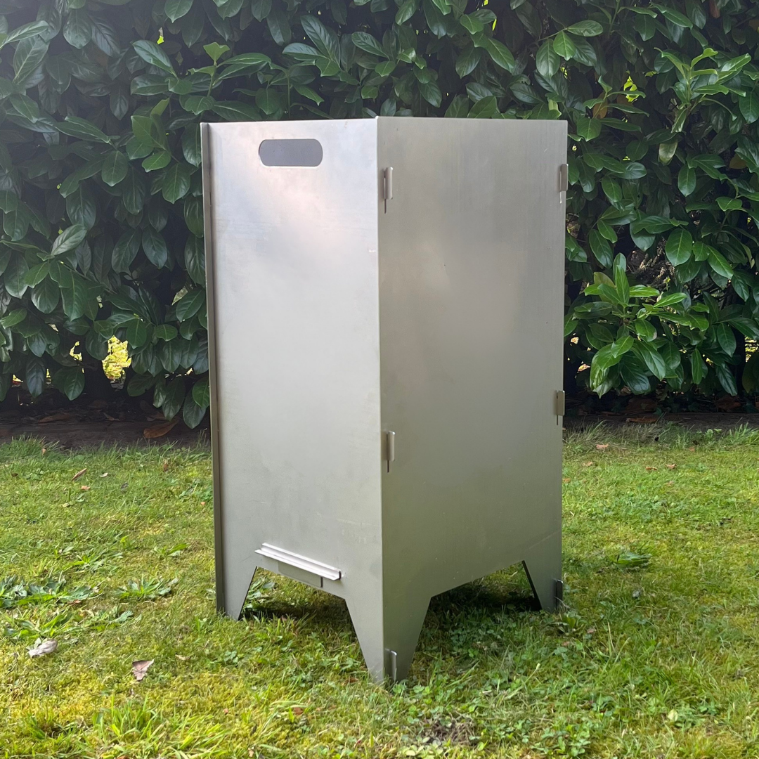 Feuertonne ohne Motiv im Garten eckig.