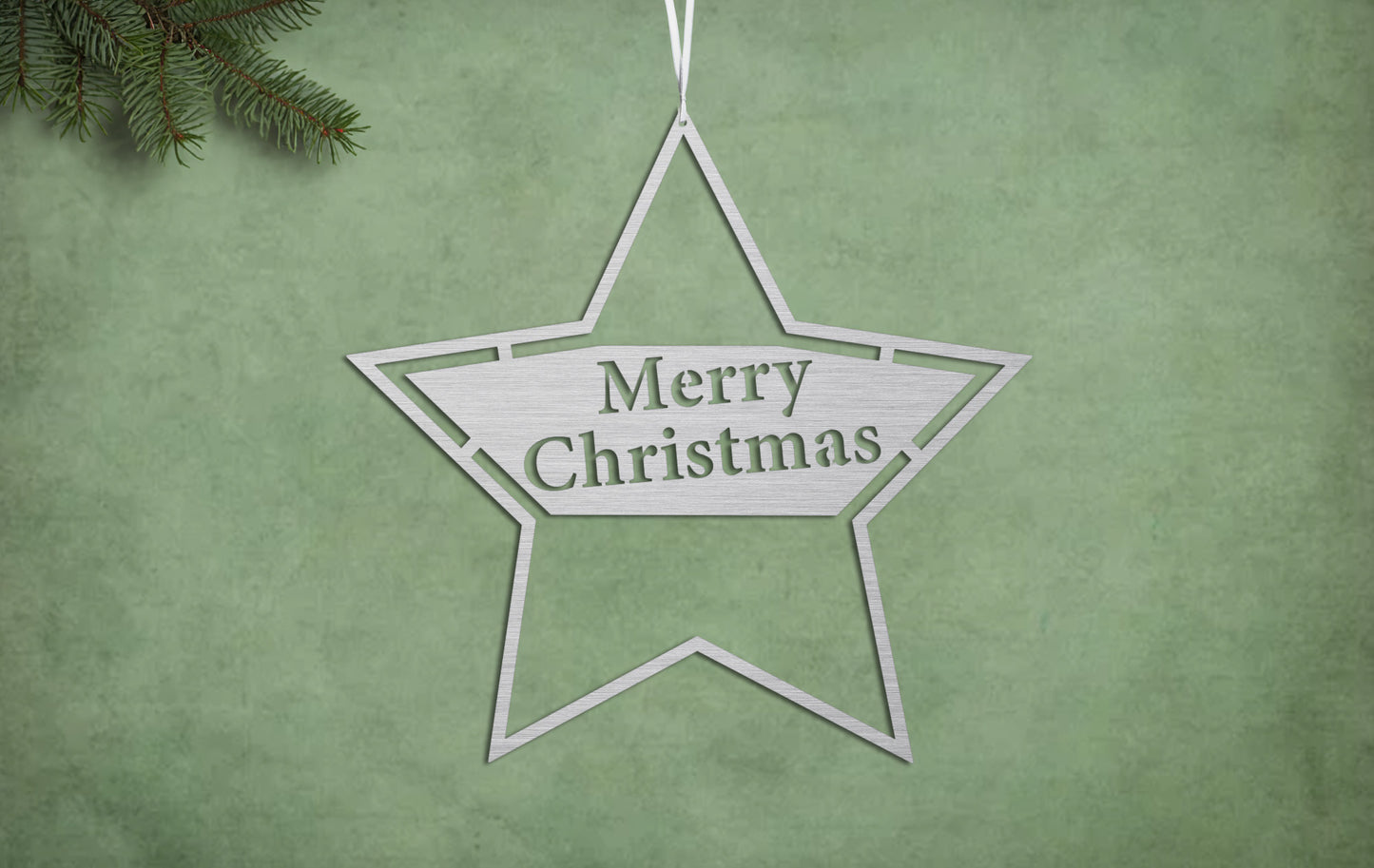 Weihnachtsdekostern in Silber mit der Schrift Merrx Christmas in der Mitte, er hängt vor einem grünen Hintergrund.