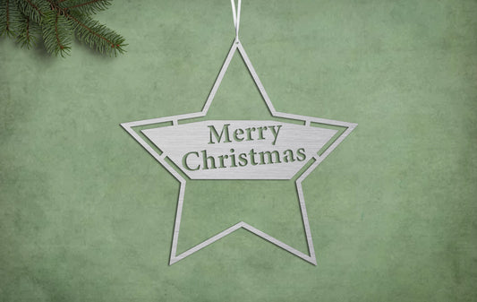 Weihnachtsdekostern in Silber mit der Schrift Merrx Christmas in der Mitte, er hängt vor einem grünen Hintergrund.