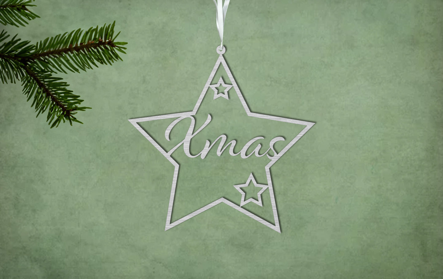 Stern mit 5 Zacken in Silber auf grünem Hintergrund, in der Mitte des Sterns steht Xmas