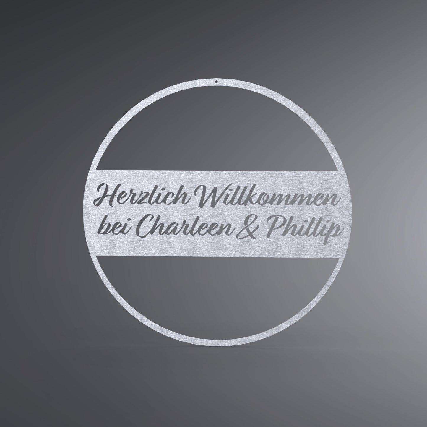 Dünner, ausgehöhlter Kreis. In der Mitte ist ein Balken. Dort steht: "Herzlich Willkommen bei Name & Name".