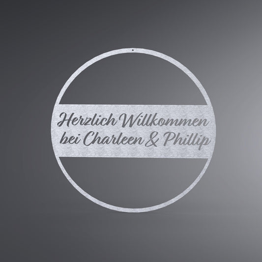 Dünner, ausgehöhlter Kreis. In der Mitte ist ein Balken. Dort steht: "Herzlich Willkommen bei Name & Name".
