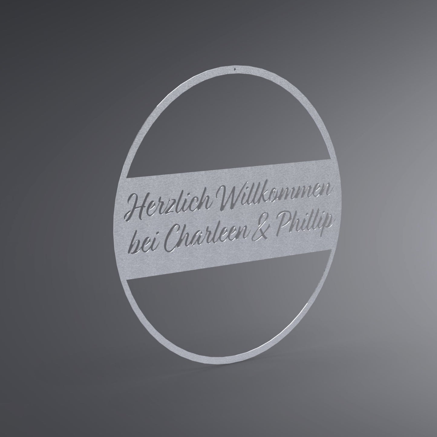 Dünner, ausgehöhlter Kreis. In der Mitte ist ein Balken. Dort steht: "Herzlich Willkommen bei Name & Name". Seitliche Ansicht.