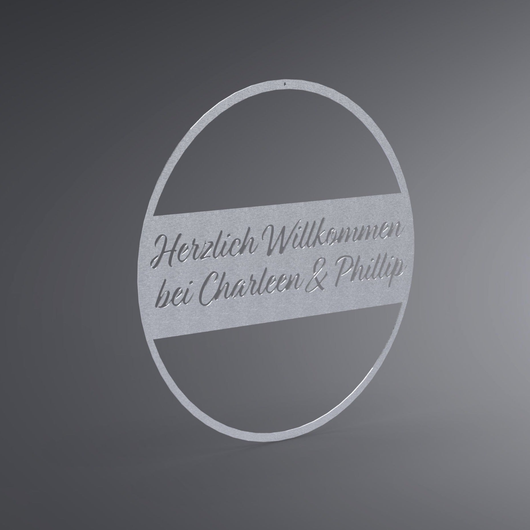 Dünner, ausgehöhlter Kreis. In der Mitte ist ein Balken. Dort steht: "Herzlich Willkommen bei Name & Name". Seitliche Ansicht.