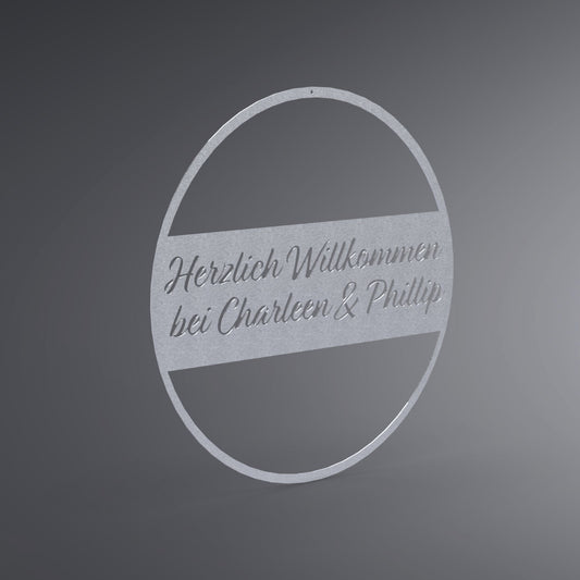Dünner, ausgehöhlter Kreis. In der Mitte ist ein Balken. Dort steht: "Herzlich Willkommen bei Name & Name". Seitliche Ansicht.