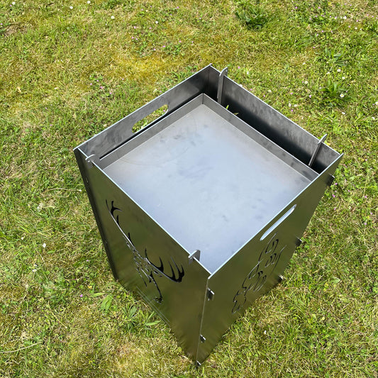 Ansicht aller vier eingerasteten Hacken für die Aschewanne von oben.