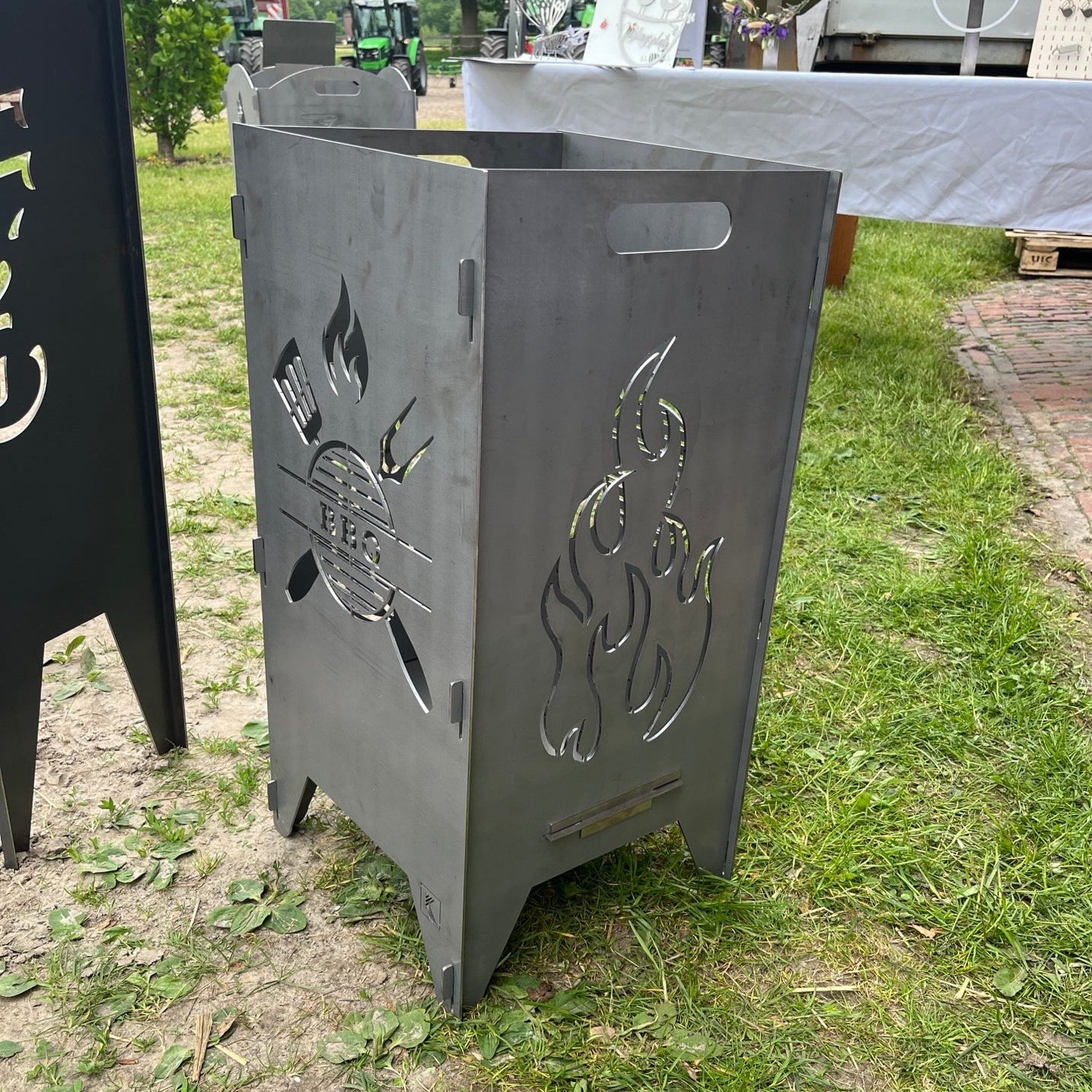 Rechteckige Feuertonne mit BBQ Grill und Flamme