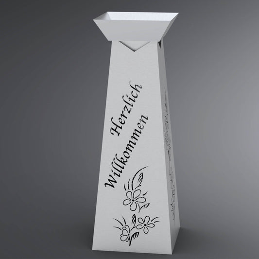 Schriftzug Herzlich Willkommen darunter Blumen auf einer silbernen Blumensäule.