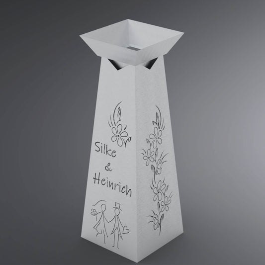 Blumensäule von zwei Seiten linke Seite Hochzeitspaar, drüber Namen der Paares und ganz oben eine Blume. Rechte Seite ist eine Blumenranke.