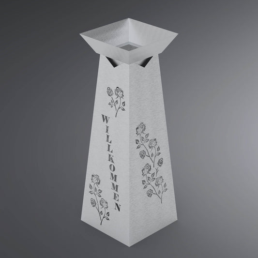 Blumensäule eckig mit zwei unterschiedlichen Motiven. Motiv mit einem Schriftzug Willkommen und Rosenranken.