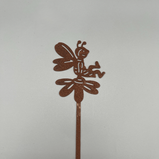 Metallstecker zeigt eine Blume, auf der eine Biene Platz genommen hat.