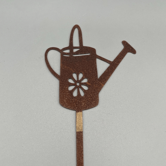 Gartenstecker in Form einer Gießkanne setzt verspielte Akzente in Beeten, Pflanzkübeln oder auf der Terrasse mit Rost Optik.