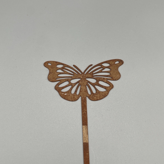 Filigraner Schmetterling aus Metall bringt Leichtigkeit und Leben in Beete oder Blumentöpfe.