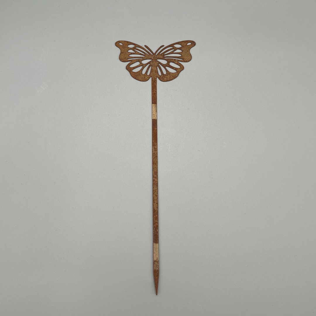 Gartenstecker mit filigranem Schmetterling-Motiv bringt Leichtigkeit und Leben in Beete oder Blumentöpfe.