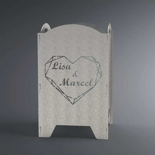 Graues 3D Modell (rechteckige, oben eine Wölbung) mit einem Herz mit Kanten aus vielen Linien mit zwei Namen in der Mitte.