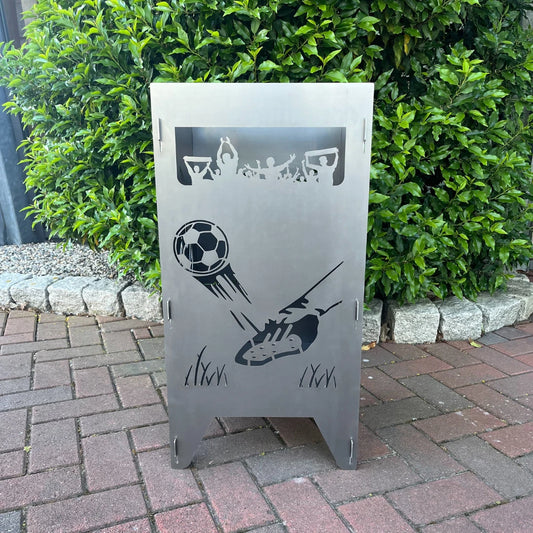 Feuertonne mit Fußballschuh und Fans