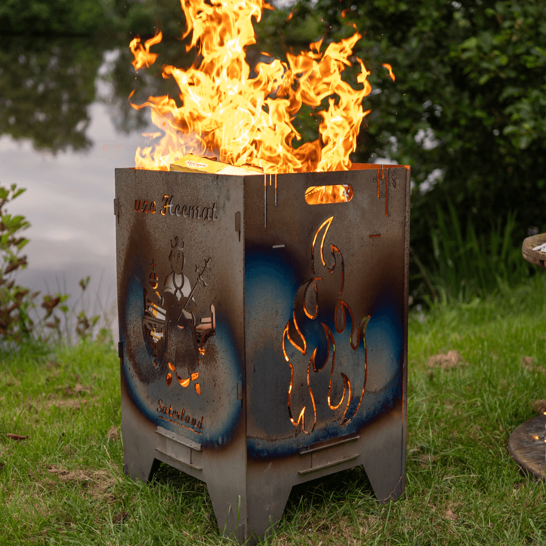 viereckige Feuertonne aus der Flammen kommen, an einem See stehend.