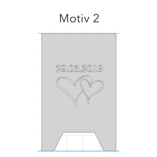 Seitenteil einer Feuertonne mit zwei sich überschneidenden Herzen, darüber steht ein Datum.