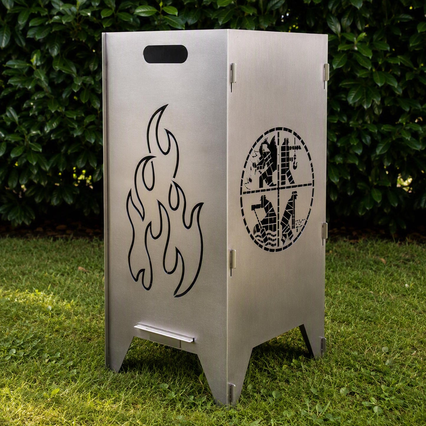 Eine graue Feuertonne, auf der linken Seite eine Flamme und auf der rechten Seite ein Feuerwehrwappen