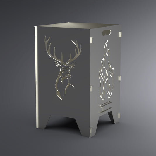 Feuertonne bei der auf zwei Seiten ein Hirschkopf in der Mitte ist. Auf den anderen beiden Seiten ist ein Flammen-Motiv. Die Seite mit dem Hirschkopf-Motiv befindet sich im Vordergrund.