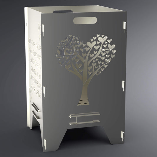 Feuertonne mit Spruch: "Zwei Menschen, eine Zukunft, zwei Seelen, ein Traum, zwei Herzen, eine Liebe" auf zwei Seiten. Zwei Seiten haben einen Herzförmigen Baum als Motiv. Herzförmiger Baum steht in Vordergrund.