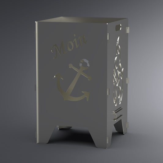 Feuertonne, bei der auf zwei Seiten ein Anker in der Mitte ist und darüber steht: "Moin". Auf den anderen beiden Seiten ist das Flammen-Motiv. Die Seite mit dem Moin-Anker-Motiv steht im Vordergrund.