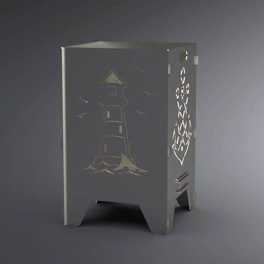 Feuertonne mit einem Anker-Motiv auf zwei Seiten. Auf den anderen Seiten befindet sich das Leuchtturm-Motiv. Die Seite mit dem Seefahrt-Motiv befindet sich im Vordergrund.