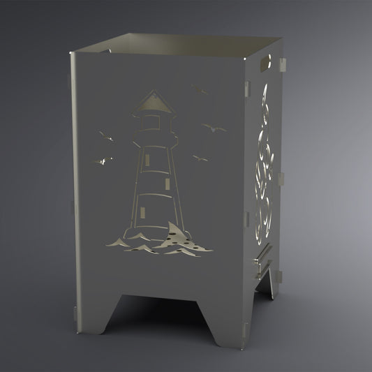 Feuertonne mit einem Leuchtturm-Motiv auf zwei Seiten. Auf den anderen beiden Seiten ist das Flammen-Motiv. Die Seite mit dem Leuchtturm-Motiv ist im Vordergrund.