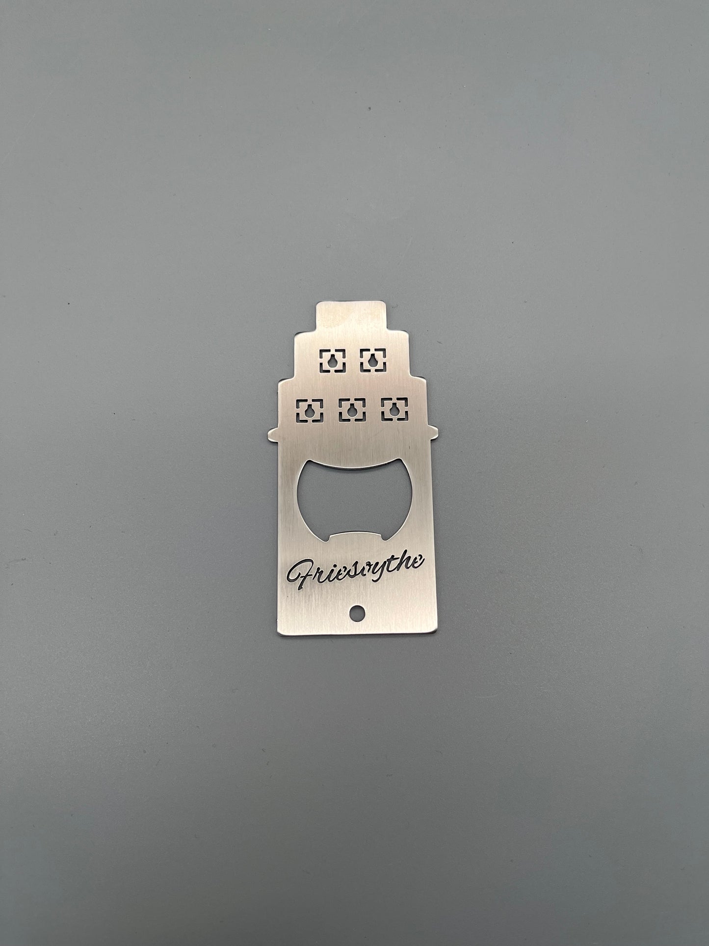 Silberner Flaschenöffner in der Form des Friesoyther Stadttors