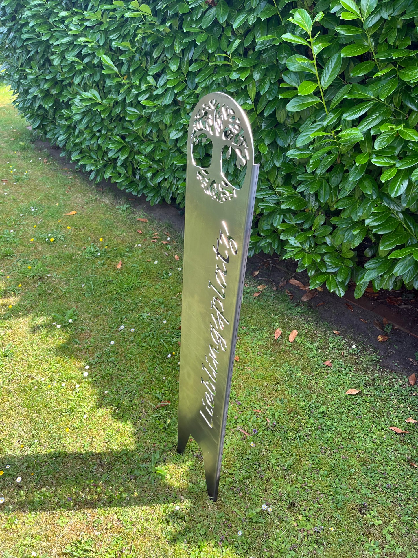 Gartenstecker in silber mit der Aufschrift Lieblingsplatz Ansicht von der Seite