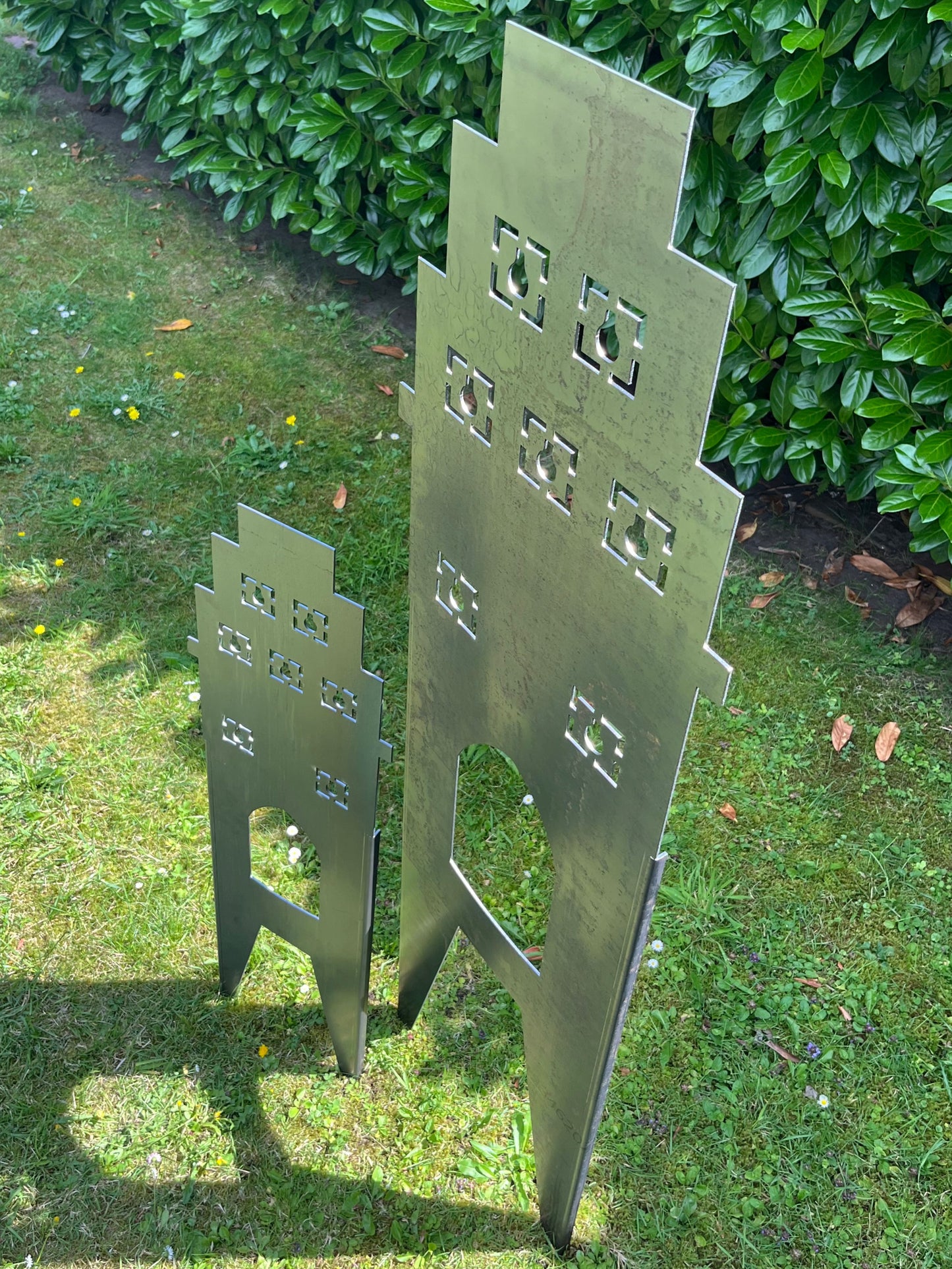 zwei Stadttor Friesoythe Gartenstecker in unterschiedlichen Größen von der Seite im Garten