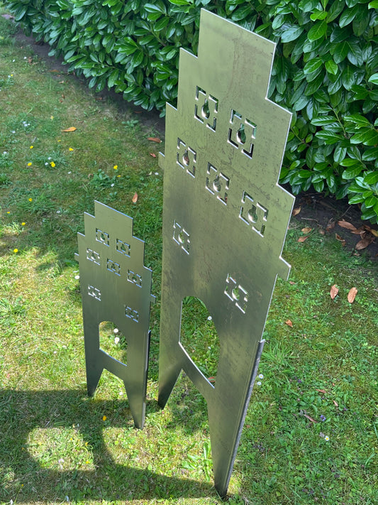 zwei Stadttor Friesoythe Gartenstecker in unterschiedlichen Größen von der Seite im Garten