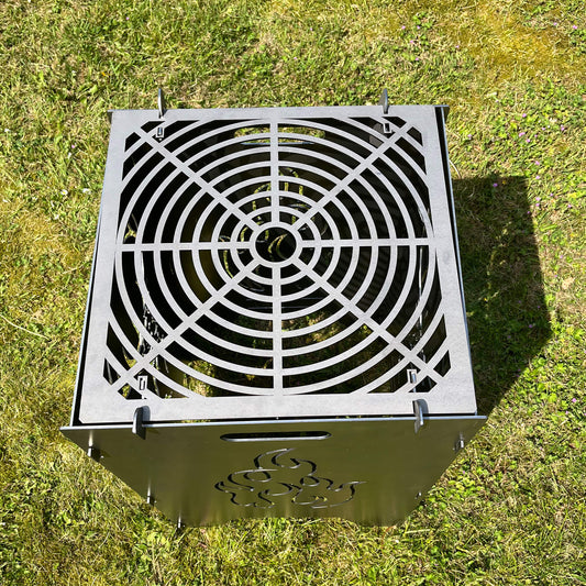 Eingerastetes Grillrost auf einer Feuertonne. Ansicht von oben.