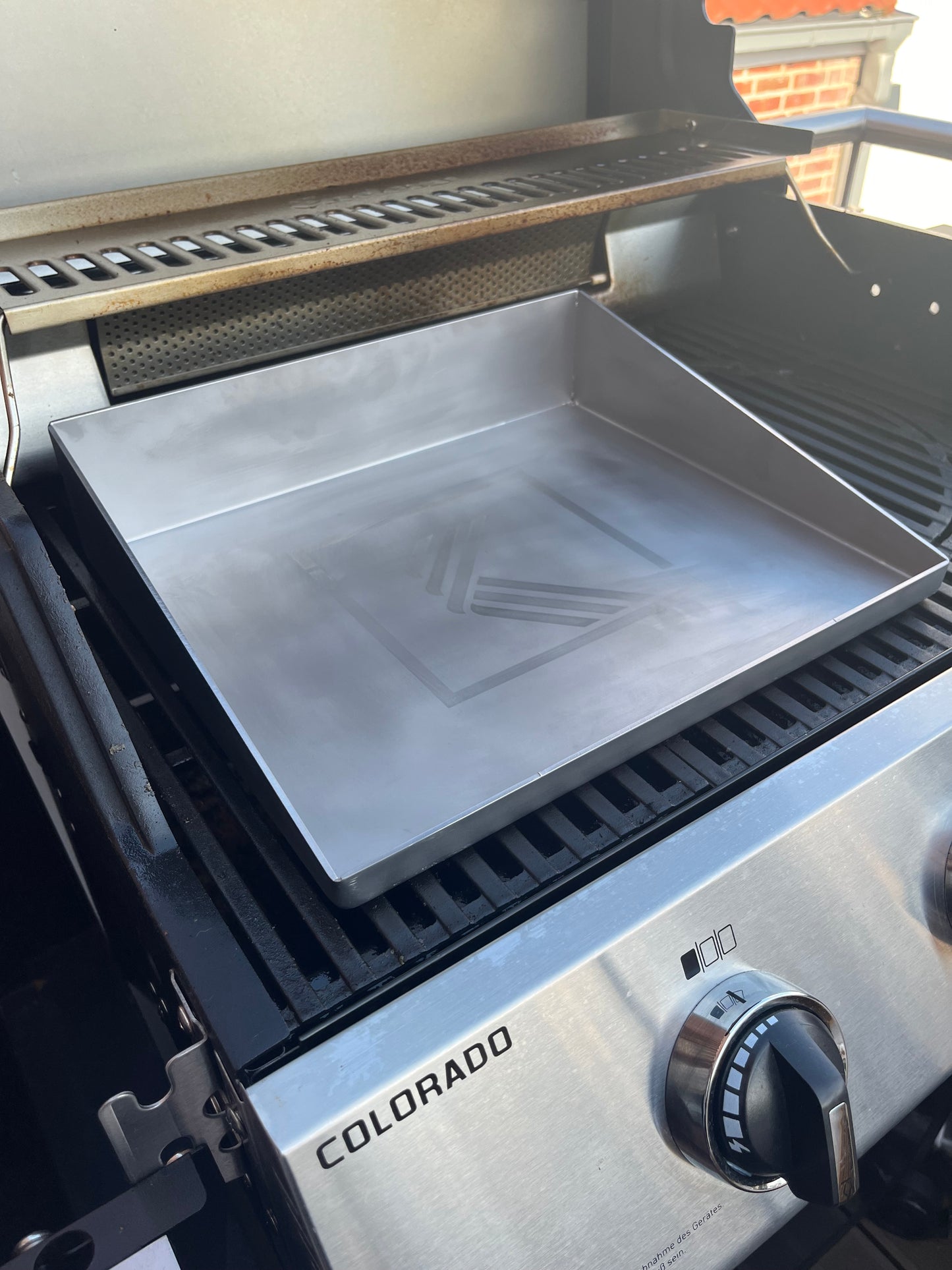 rechteckige Plancha Platte auf einem Gasgrill