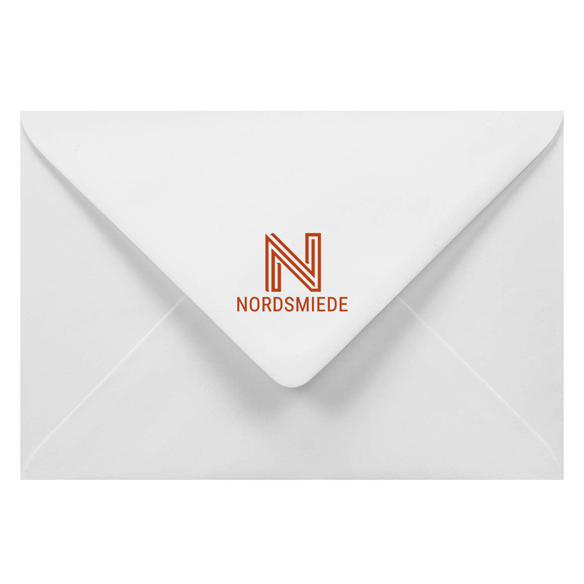 Weißer Umschlag. Auf der Schließung steht in Orange ein gestreiftes N und darunter steht Nordsmiede.