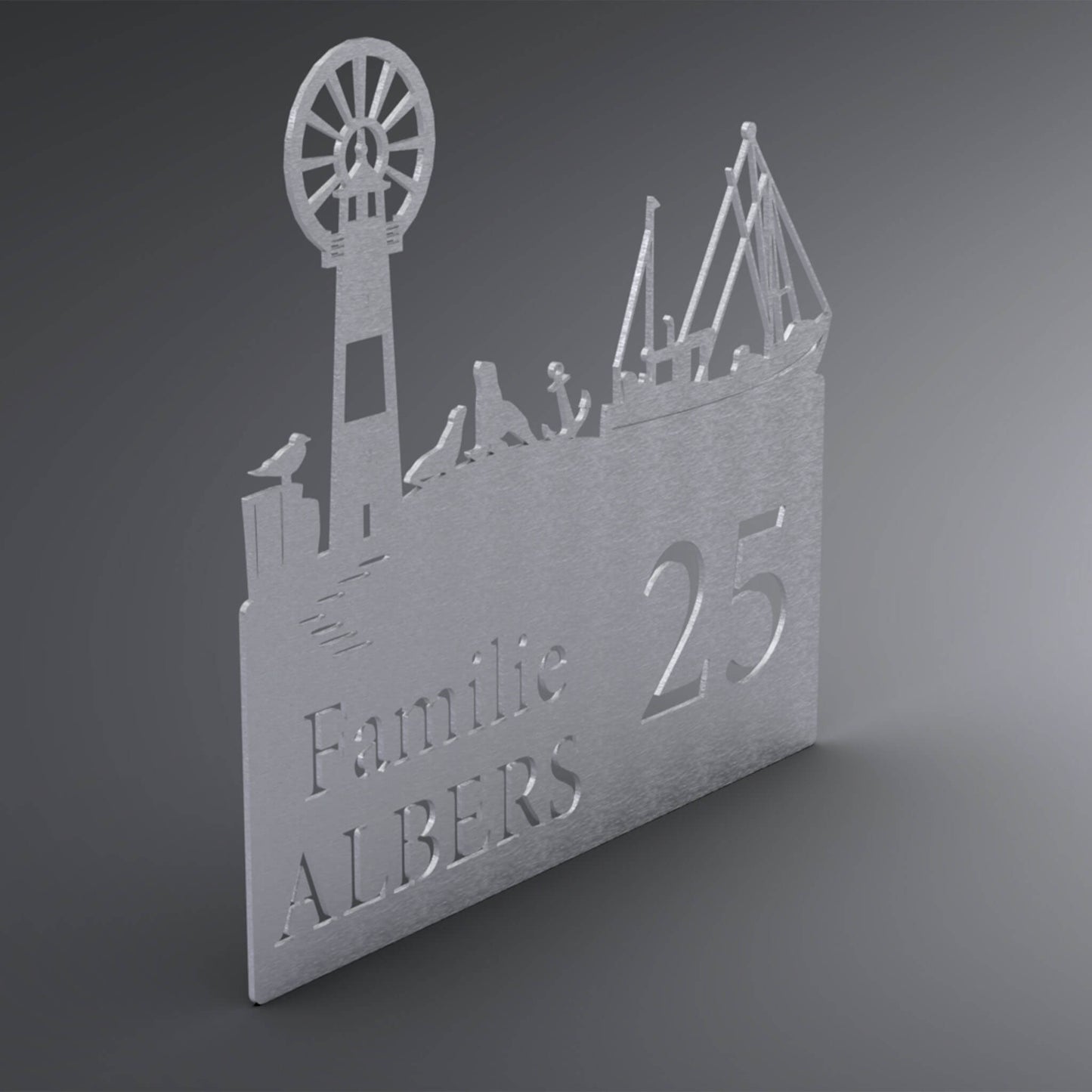 Eine Wanddekoration in Form eines Rechtecks. Rechts steht Familie und darunter der Familienname. Links steht die vergrößerte Hausnummer. Auf der oberen Kante ist eine Leuchtturm, ein Schiff, ein Anker, eine Möwe und Seelöwen abgebildet. Seitliche Ansicht.