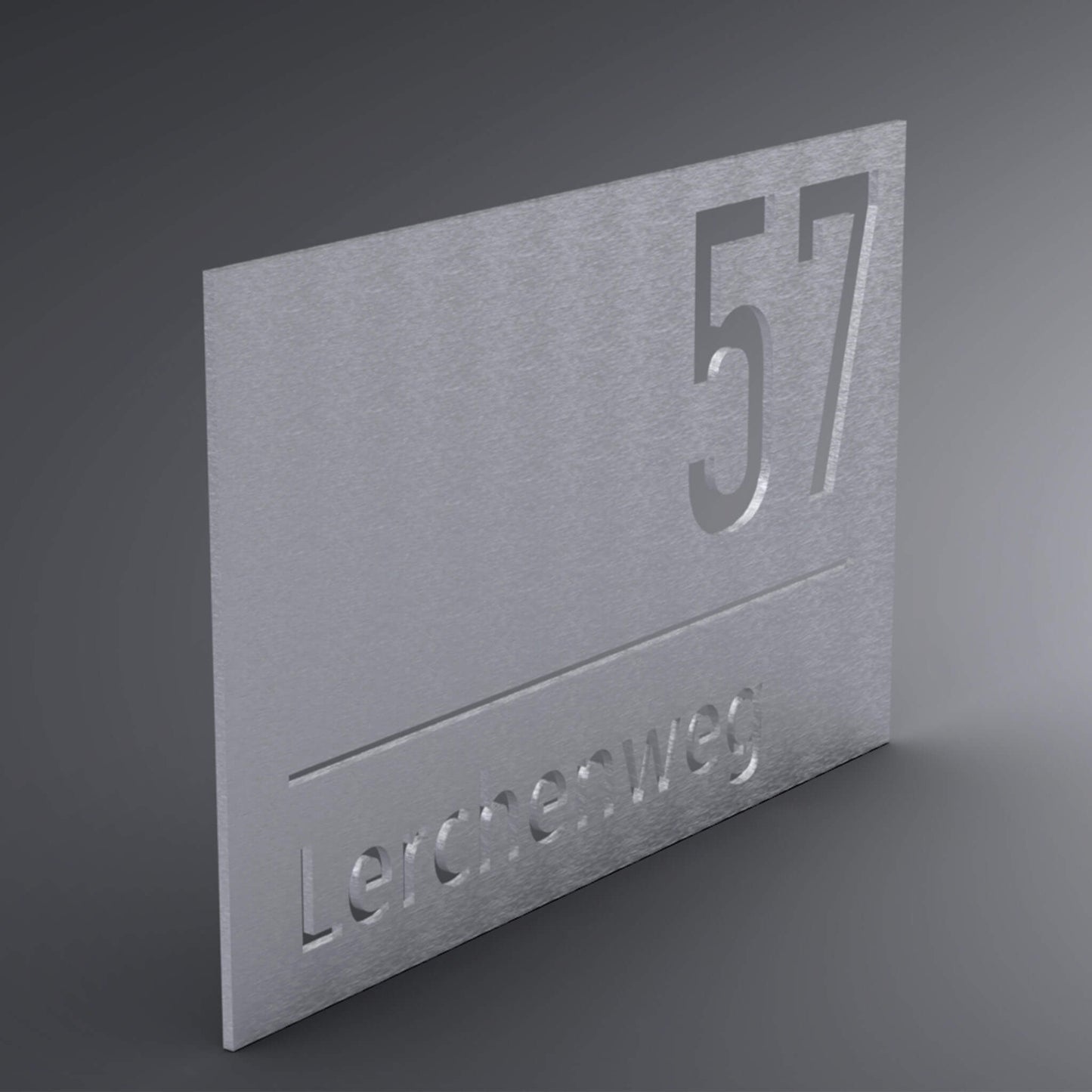 Eine Wanddekoration. In der Mitte ist eine Linie. Oberhalb steht in der rechten Ecke die Hausnummer und unterhalb steht der Straßenname mittig. Seitliche Ansicht.