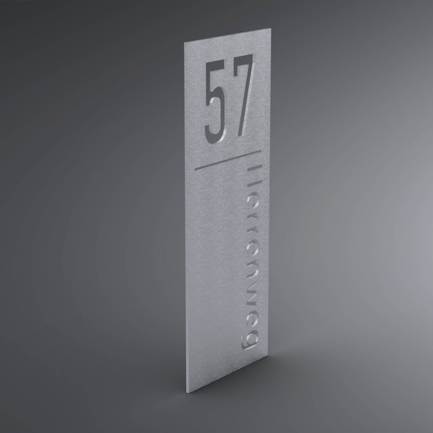 Großes Schild aus Stahl. Abgetrennt durch eine Linie steht oben die Zahl und unter der Linie steht der Straßenname schmaler und senkrecht. Seitliche Ansicht.