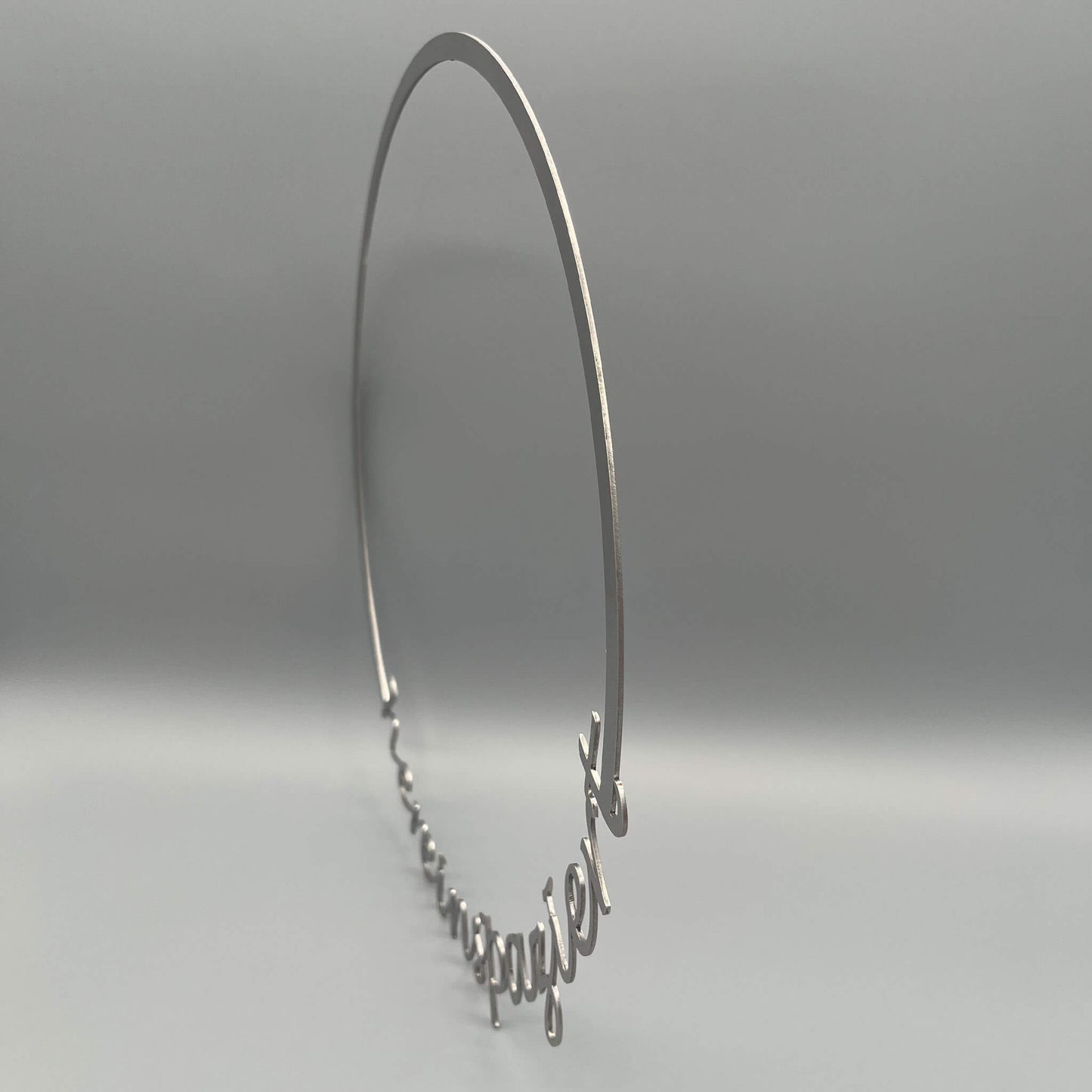 Seitenansicht auf einen Runden Kranz in der unteren Biegung steht hereinspaziert.