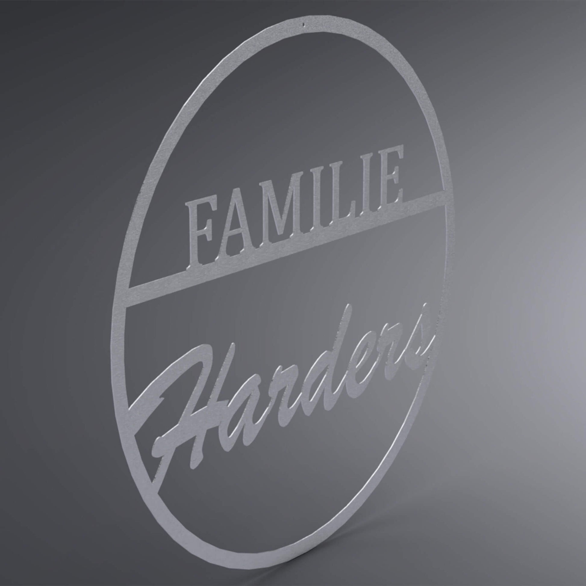 Dünner, ausgehöhlter Kreis. Oben steht in Druckbuchstaben auf einer Linie: "Familie". Da drunter steht verschnörkelt der Familienname. Seitliche Ansicht.