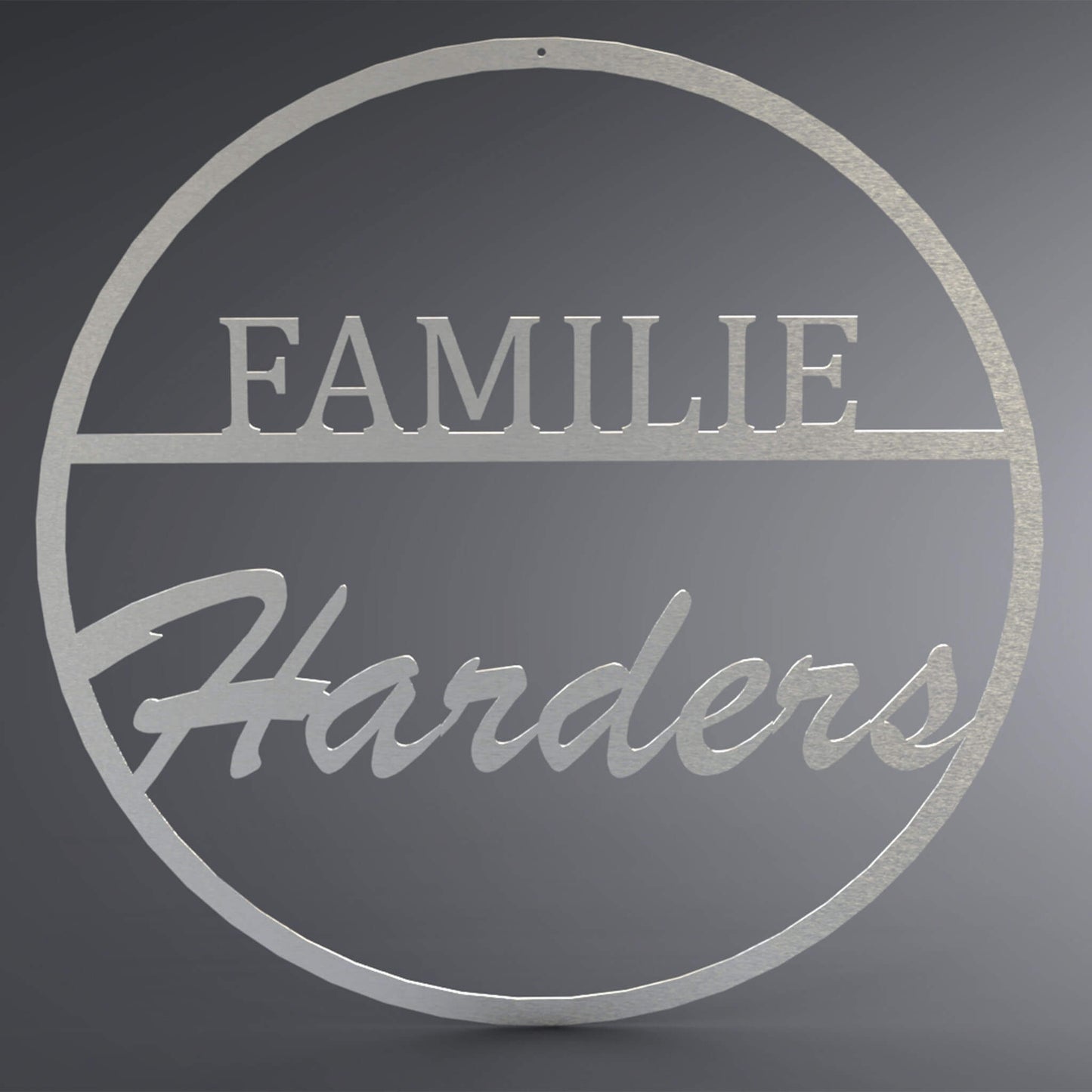 Dünner, ausgehöhlter Kreis. Oben steht in Druckbuchstaben auf einer Linie: "Familie". Da drunter steht verschnörkelt der Familienname.