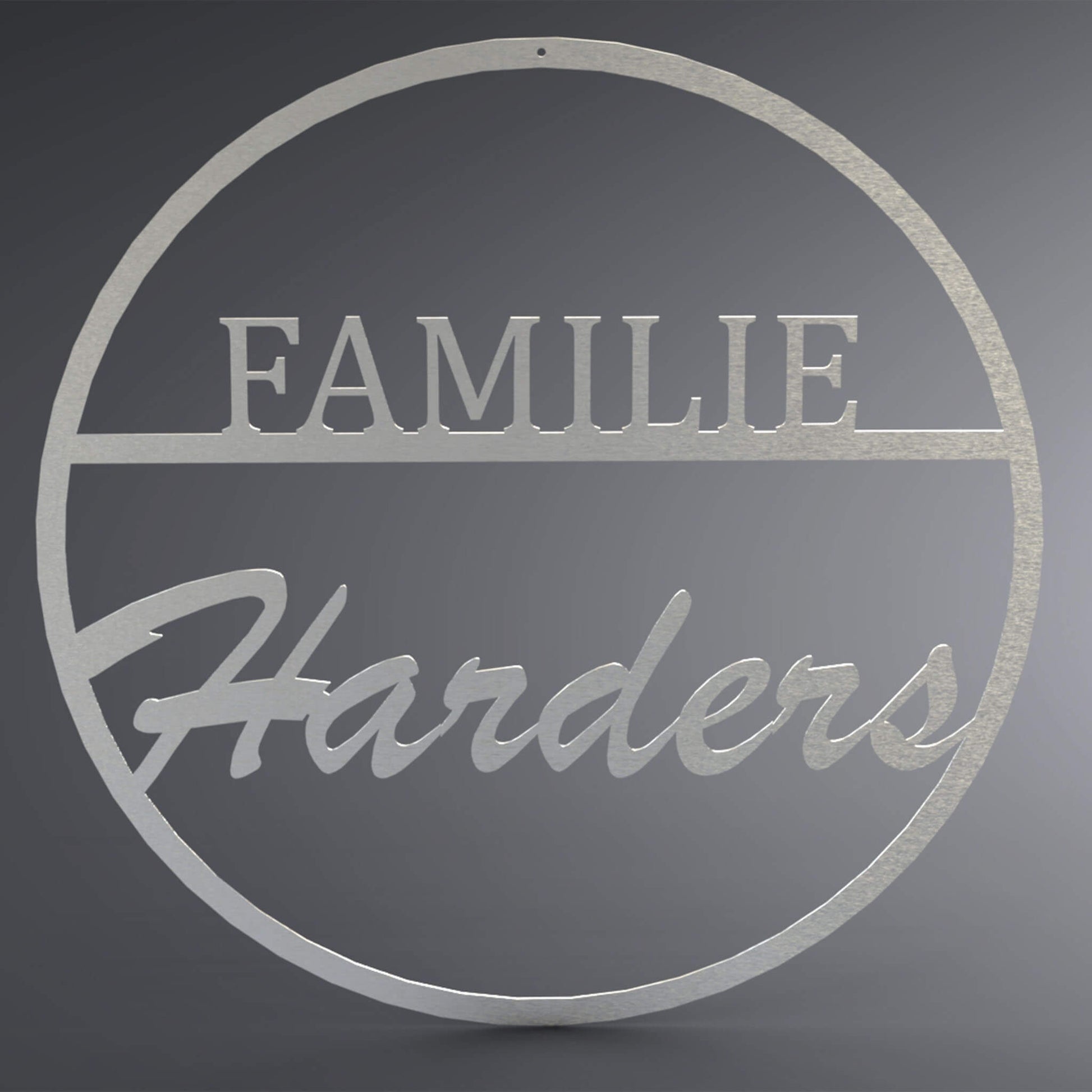 Dünner, ausgehöhlter Kreis. Oben steht in Druckbuchstaben auf einer Linie: "Familie". Da drunter steht verschnörkelt der Familienname.