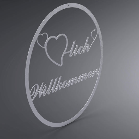 Dünner, ausgehöhlter Kranz. Mittig ist ein ausgehöhltes Herz verbunden mit dem Wort: "-lich". Auf beiden Seiten befindet sich noch ein kleines, ausgehöhltes Herz. Da drunter steht Willkommen verschnörkelt. Seitliche Ansicht.