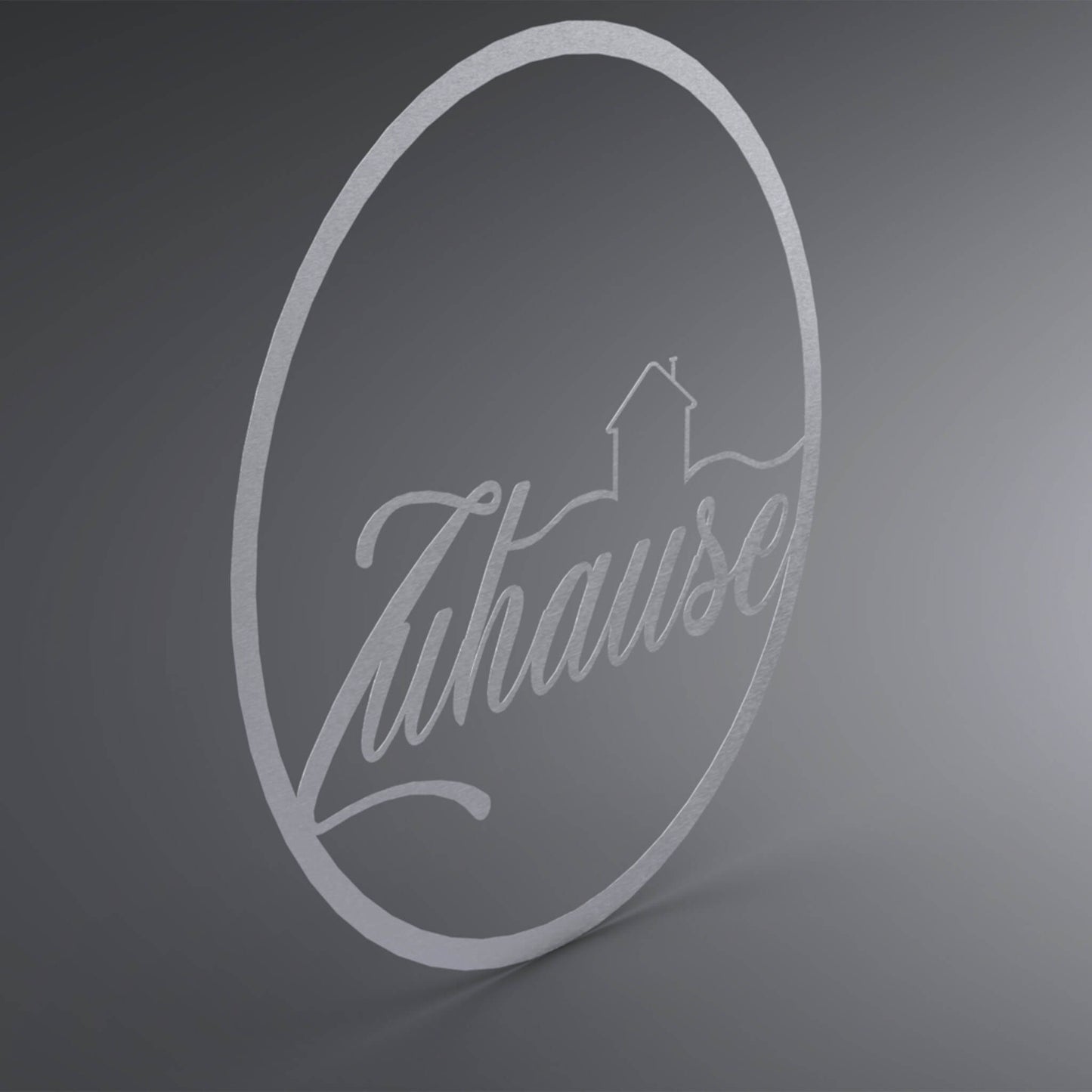 Dünner, ausgehöhlter Kreis. In der Mitte steht verschnörkelt Zuhause. Da drüber ist ein Haus mit dünnen Linien abgebildet. Seitliche Ansicht.