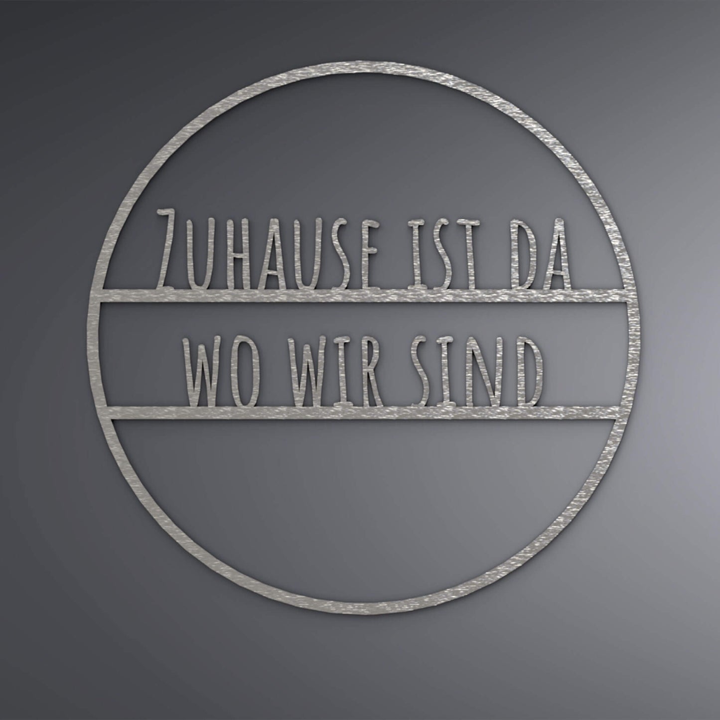 Dünner, ausgehöhlter Kreis. Mittig steht: "Zuhause ist da wo wir sind", auf schmalen Linien.