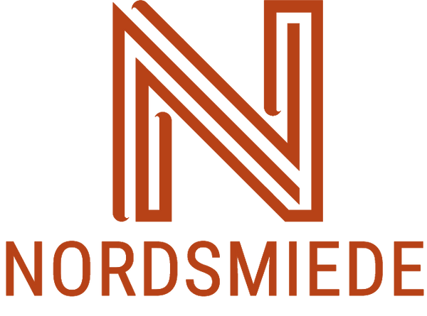 oranges N mit drei doppelten Strichen, darunter ist ein oranger Schriftzug